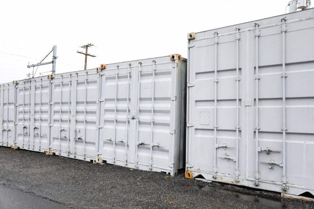 Contêineres refrigerados enfileirados em pátio, representando a infraestrutura de transporte refrigerado no comércio exterior